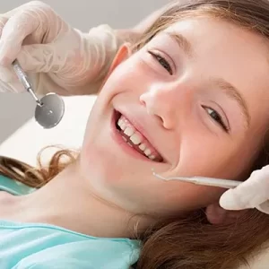 La primera visita al dentista debe tener lugar cuando el niño tiene aproximadamente un año, pa